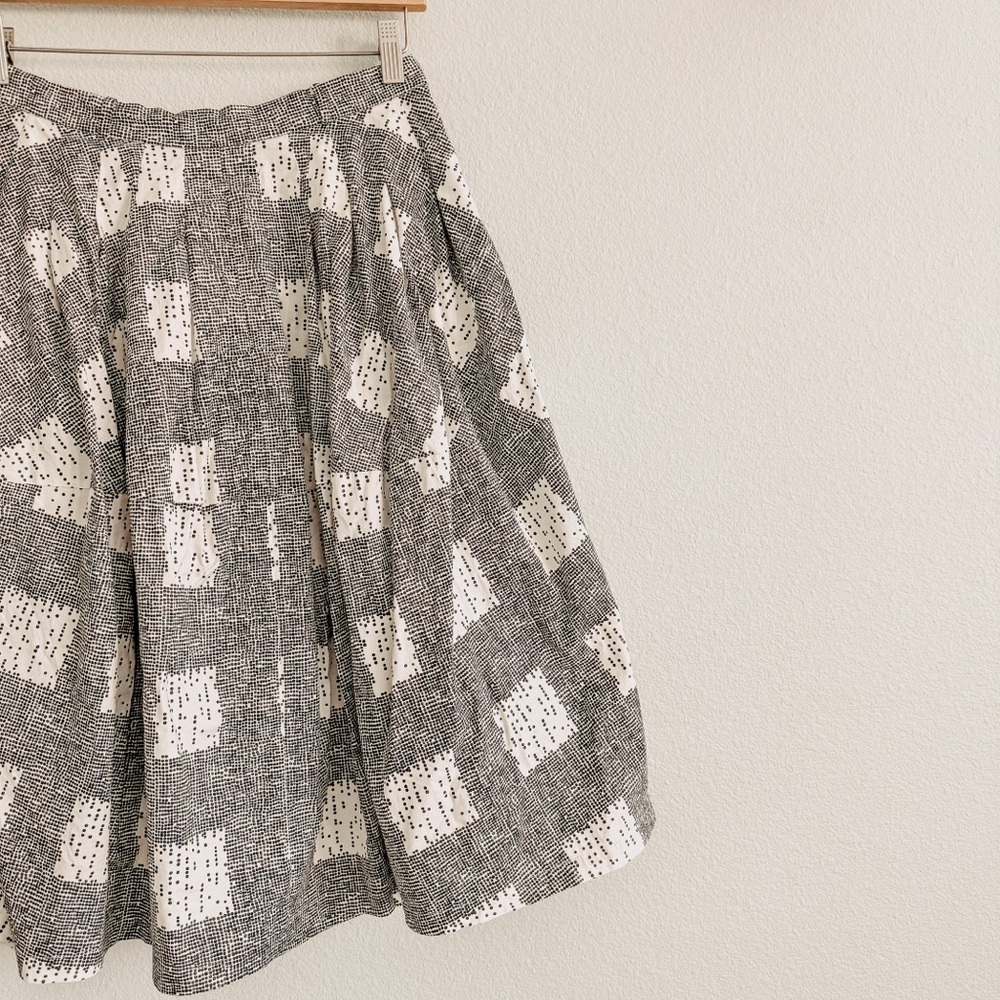 Samantha Sung White/Black Midi Length Cotton Stretch Skirt. Size 4